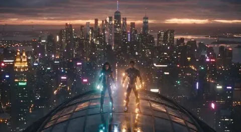 夕暮れの街並みを見下ろす二人の映画的な人物。ドラマチックな短編映画のワンシーン